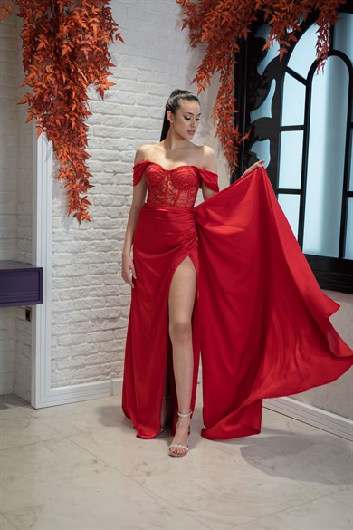 Straplez Transparan Gövde Yırtmaçlı Kırmızı Gece Elbisesi