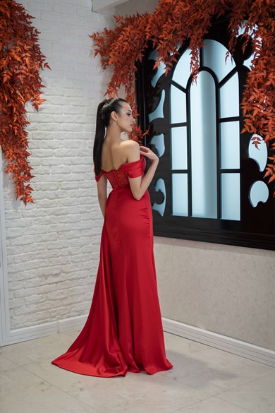 Straplez Transparan Gövde Yırtmaçlı Kırmızı Gece Elbisesi
